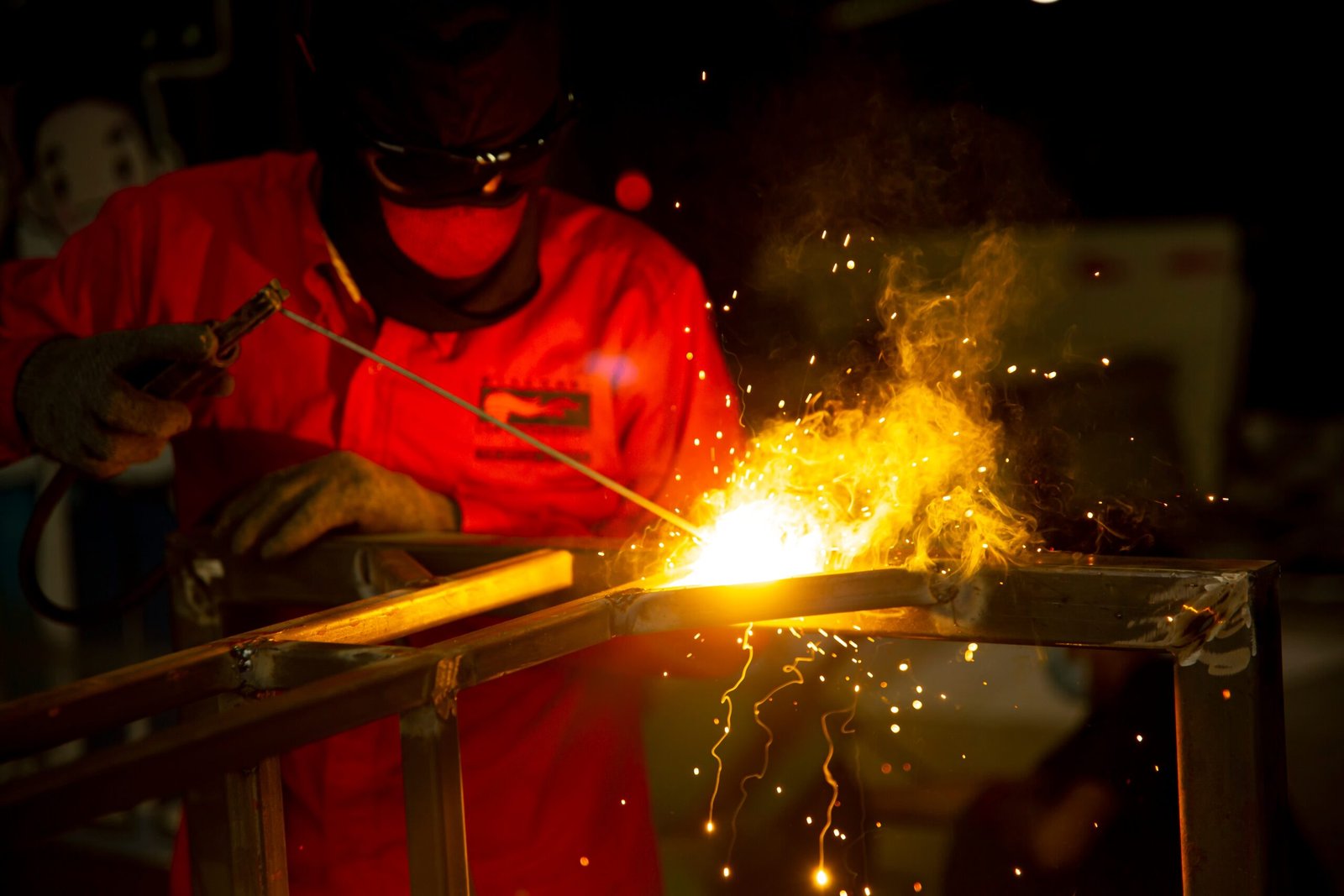 Proceso industrial de corte y soldadura de precisión en acero inoxidable